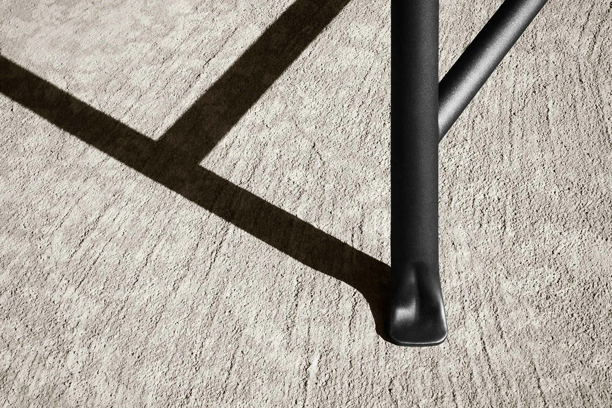 Borea slim tubular aluminium leg detail