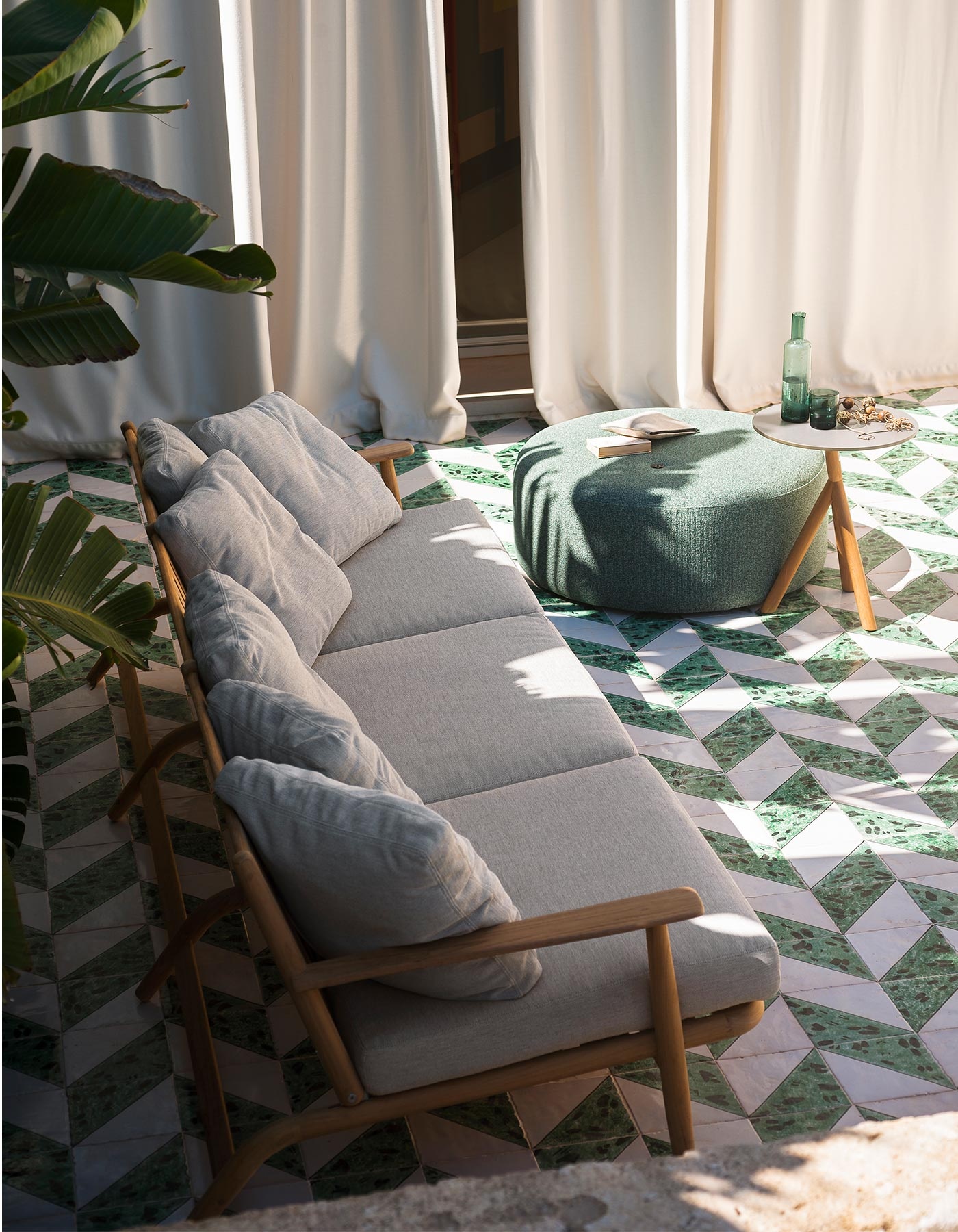 Roda Levante outdoor collection on a terrace